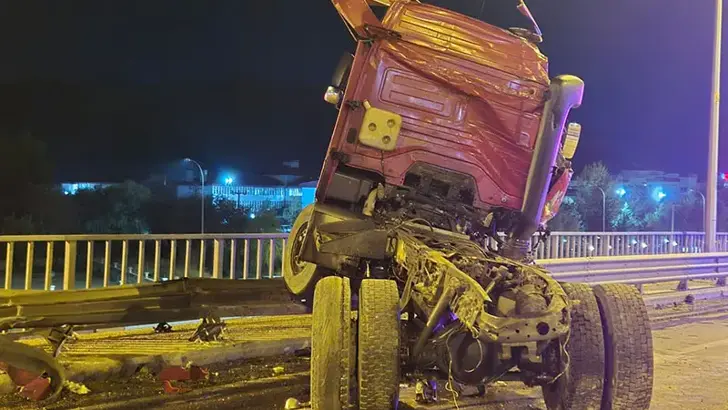 Afyonkarahisar’da Feci Zincirleme Kaza: TIR ve 3 Otomobil Birbirine Girdi, 1'i Ağır 6 Yaralı