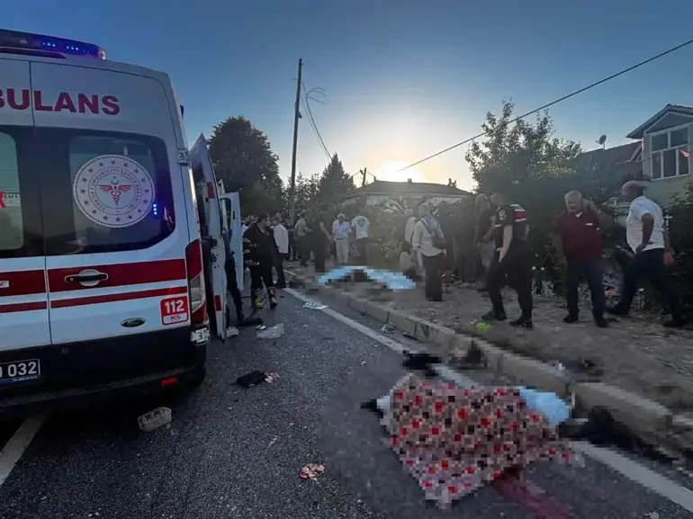 Akçakoca'da 4 Kişinin Öldüğü Feci Kazanın Görüntüleri Ortaya Çıktı: 7 Yaralı Taburcu Edildi