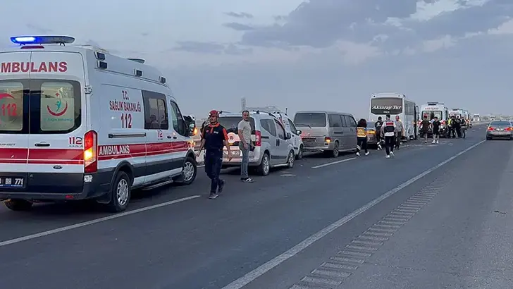 Aksaray'da Kum Fırtınası Felaketi: 7 Aracın Karıştığı Zincirleme Kazada 16 Yaralı