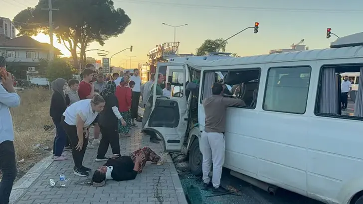 Aydın’da Feci Kaza: Karşı Şeride Geçen Beton Mikseri İşçi Servislerine Çarptı, 1 Ölü, 8 Yaralı
