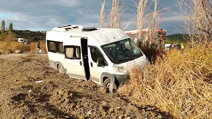 Balıkesir'de İşçi Servisi Şarampole Yuvarlandı: 13 Yaralı
