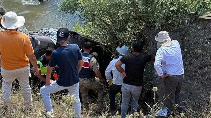 Bingöl'de Otomobil Dere Yatağına Devrildi: 1 Ölü, 4 Yaralı