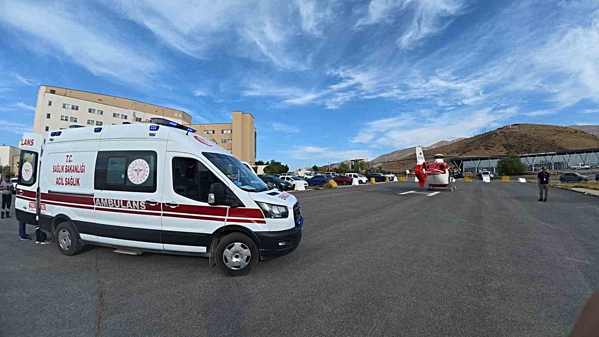 Bitlis'te Zamana Karşı Yarış: 1 Günlük Bebek Helikopter Ambulansla Van'a Sevk Edildi