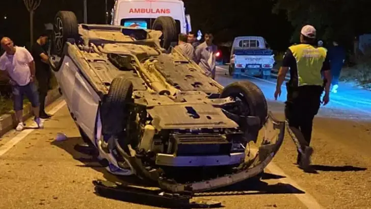 Bursa'da Korkutan Kaza: Kamyonetle Çarpışan Otomobil Takla Attı, 2 Yaralı
