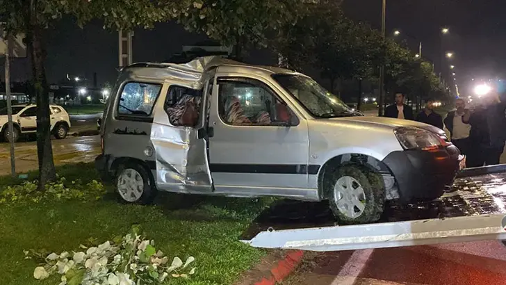 Bursa'da Yağış Kazayı Beraberinde Getirdi: Ağaca Çarpan Araçtaki Biri Çocuk 2 Kişi Yaralandı