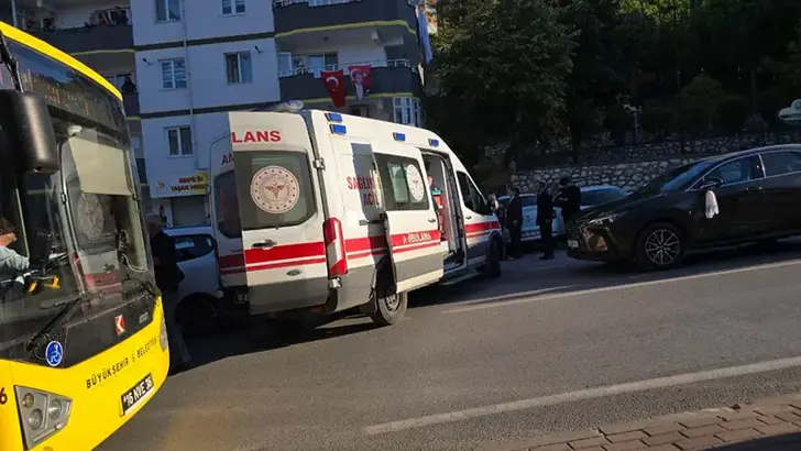 Direksiyon Başında Kalp Krizi Geçirdi: Servis Minibüsü ile Otomobil Çarpıştı, 1 Ölü