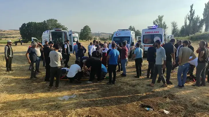 Diyarbakır'da Otomobil Devrildi: 4'ü Çocuk 9 Yaralı