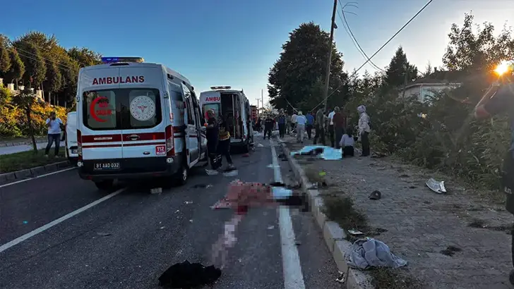 Düzce’de Katliam Gibi Kaza: Fındık İşçilerini Taşıyan Tarım Aracı ile TIR Çarpıştı, 4 Ölü, 9 Yaralı