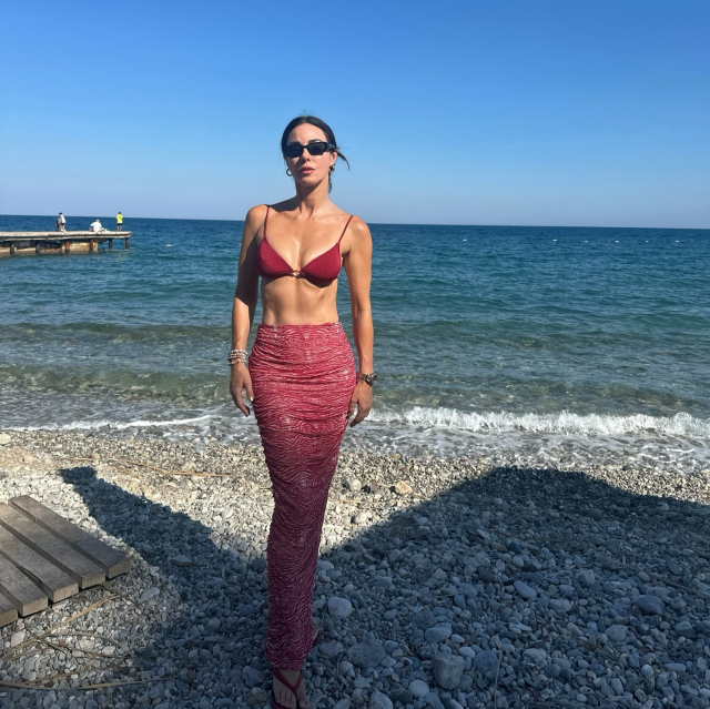 Kim Der 54 Yaşında: Defne Samyeli'nin Bikinili Antalya Pozlarına Yorum Yağdı