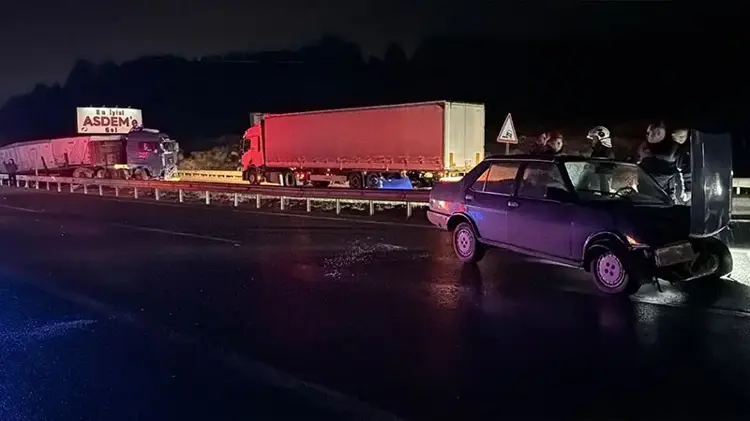 Kütahya'da Feci Kaza: Önündeki Otomobile Çarpmamak İçin Manevra Yapan TIR Karşı Şeride Geçti