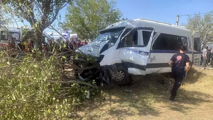 Manisa'da Tarım İşçilerini Taşıyan Minibüs Ağaca Çarptı: 14 Yaralı
