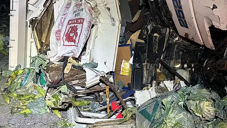 Mersin'de Feci Kaza: TIR'a Arkadan Çarpan Kamyonun Şoförü Hayatını Kaybetti