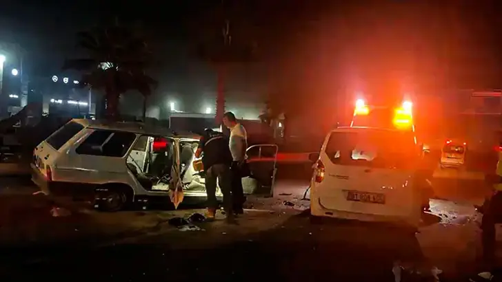 Mersin'de Yürek Yakan Kaza: Karşı Şeride Geçen Otomobil Dehşet Saçtı, 6 Yaşındaki Elanur Hayatını Kaybetti, 7 Yaralı