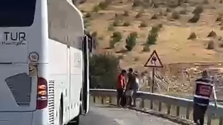 Şanlıurfa'da Feci Kaza: Tur Otobüsüyle Çarpışan Aracın Sürücüsü Hayatını Kaybetti