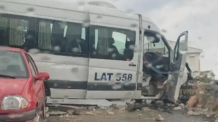 Sarıyer'de Faciadan Dönüldü: Boş Okul Servisi Duvara Çarptı
