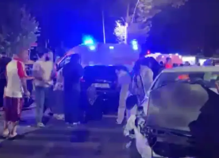 Sultangazi'de Korkutan Zincirleme Kaza: 3 Araç Birbirine Girdi, 5 Yaralı