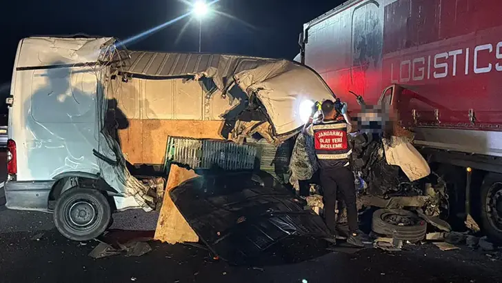 Tekirdağ'da Feci Kaza: TIR'a Arkadan Çarpan Minibüste 1 Ölü, 1 Ağır Yaralı