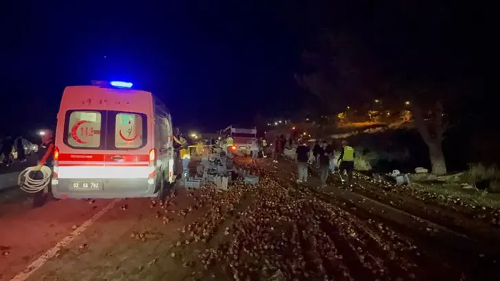 Adıyaman'da traktör ile kamyonet çarpıştı: 1 ölü, 1 yaralı