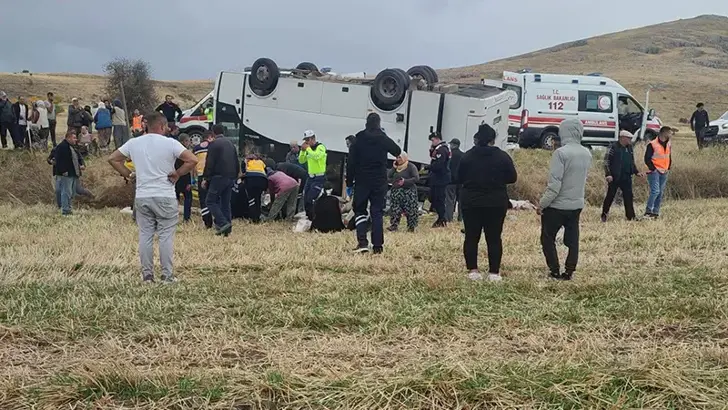 Afyonkarahisar'da Tarım İşçilerini Taşıyan Midibüs Şarampole Devrildi: 1 Ölü, 27 Yaralı