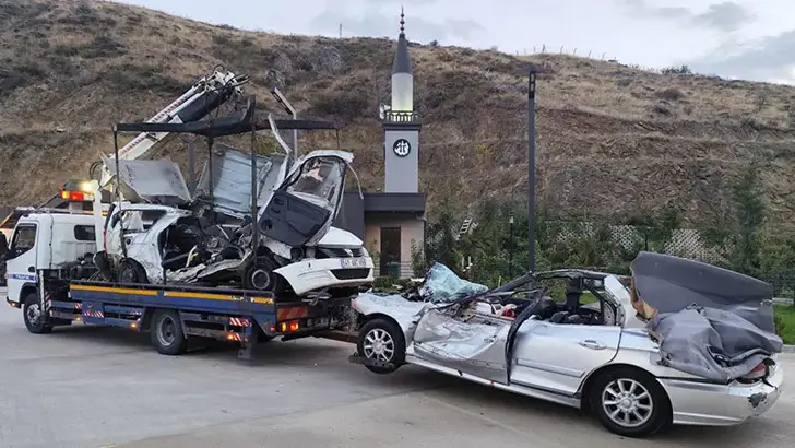 Ankara'da Feci Kaza: Takla Atıp Karşı Şeride Geçen Otomobil Başka Bir Araçla Çarpıştı: 2 Ölü, 2 Ağır Yaralı