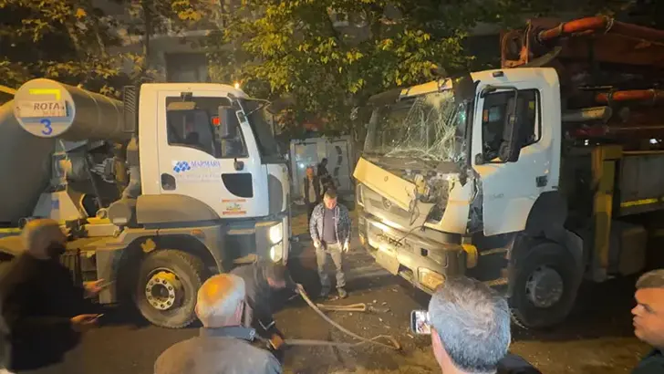 Avcılar'da Kontrolden Çıkan Beton Pompası Park Halindeki 7 Aracı Biçti