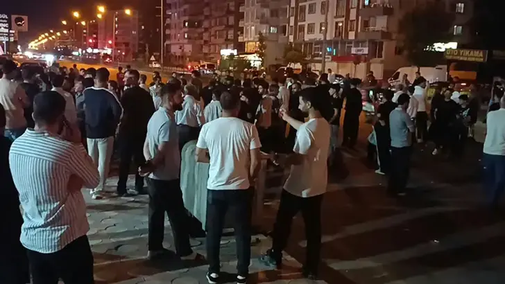 Batman’da Yaya Geçidinde Kaza: 1’i Ağır 2 Yaralı, Mahalleli Yolu Trafiğe Kapattı