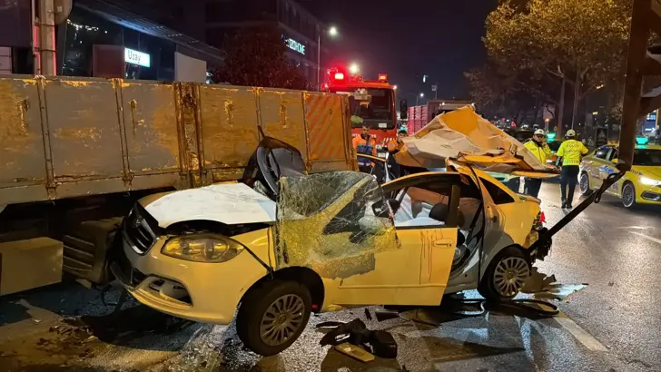 Beyoğlu'nda Makas Terörü: Otomobil Kamyonetin Altına Girdi, 3 Yaralı