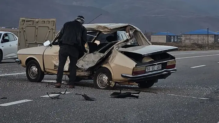 Bingöl'de Otomobil ile Motosiklet Çarpıştı: 1'i Ağır 3 Yaralı