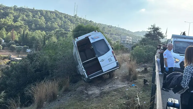 Bodrum’da Makas Faciası Kamerada: Minibüs Ağaca Çarptı, Sürücüye 90 Bin Lira Ceza Kesildi