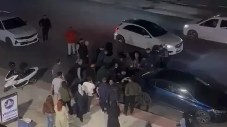 Bursa’da Sollama Kazası: Savrulan Motosiklet Park Halindeki Araca Çarptı, 2 Yaralı