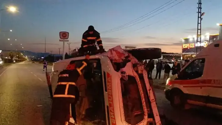 Çorum'da Ambulans ile Otomobil Çarpıştı: LPG Tankı Yola Fırladı, 5 Yaralı