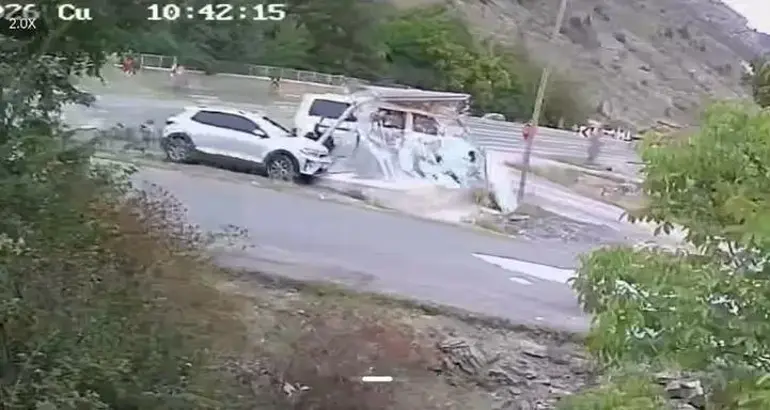 Gümüşhane'de Korkutan Kaza: Kontrolden Çıkan Araçlar Durağa Daldı, 4 Kişi Yaralandı