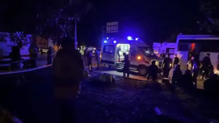 Isparta'da tarım işçilerini taşıyan midibüs TIR'a çarptı: 17 yaralı