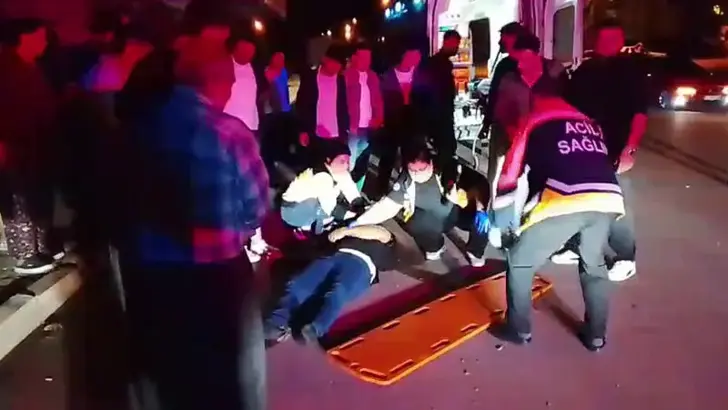 Kozan'da park halindeki kamyonete çarpan otomobildeki 2 kişi yaralandı