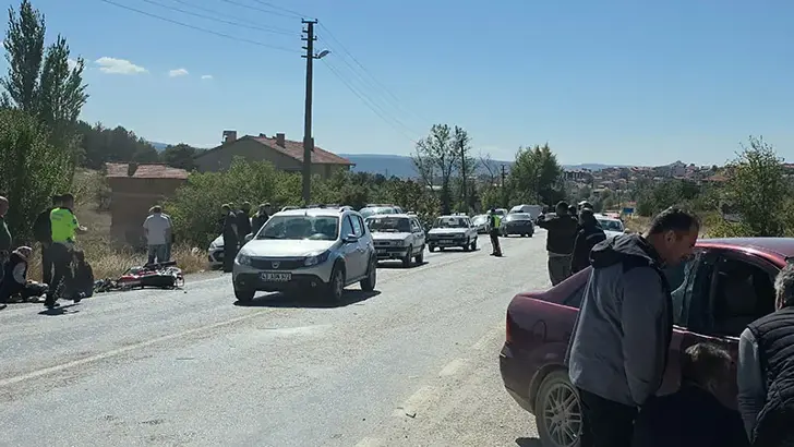 Kütahya'da Feci Kaza: Otomobille Çarpışan Motosikletin Sürücüsü Hayatını Kaybetti, 2 Yaralı
