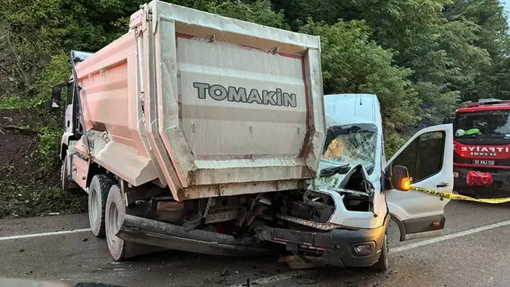 Ordu'da yolcu minibüsü kamyona çarptı: 1 ölü, 23 yaralı