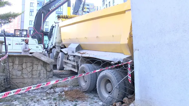 Pendik’te Korku Dolu Anlar: Freni Boşalan Hafriyat Kamyonu İş Yerine Daldı