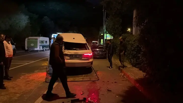 Sarıyer'de Kontrolden Çıkan Otomobil Park Halindeki 6 Araca Çarptı: 1'i Ağır 3 Yaralı