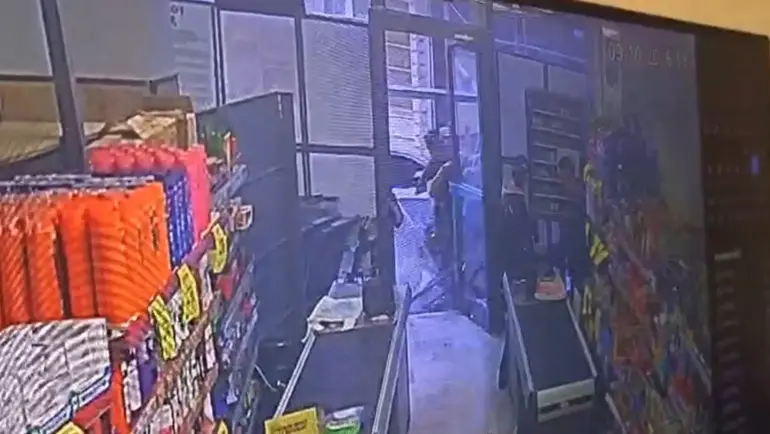 Şişli'de Kontrolden Çıkan Otomobil Marketten Çıkan Müşteriye Çarptı
