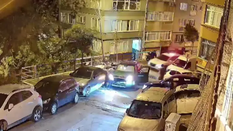 Şişli’de Polisten Kaçan Alkollü Sürücü Park Halindeki Araçlara Çarptı